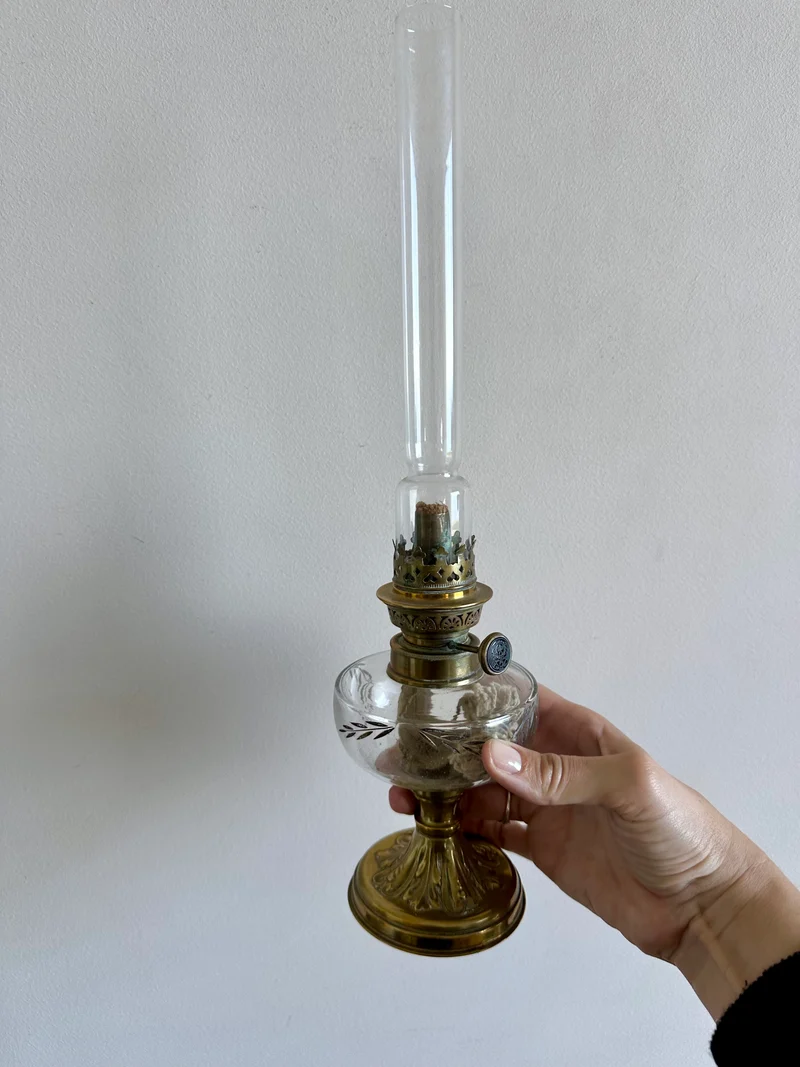 Lampe à pétrole réservoir en verre gravé pied en laiton début XXème