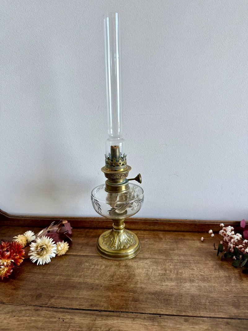Lampe à pétrole réservoir en verre gravé pied en laiton début XXème