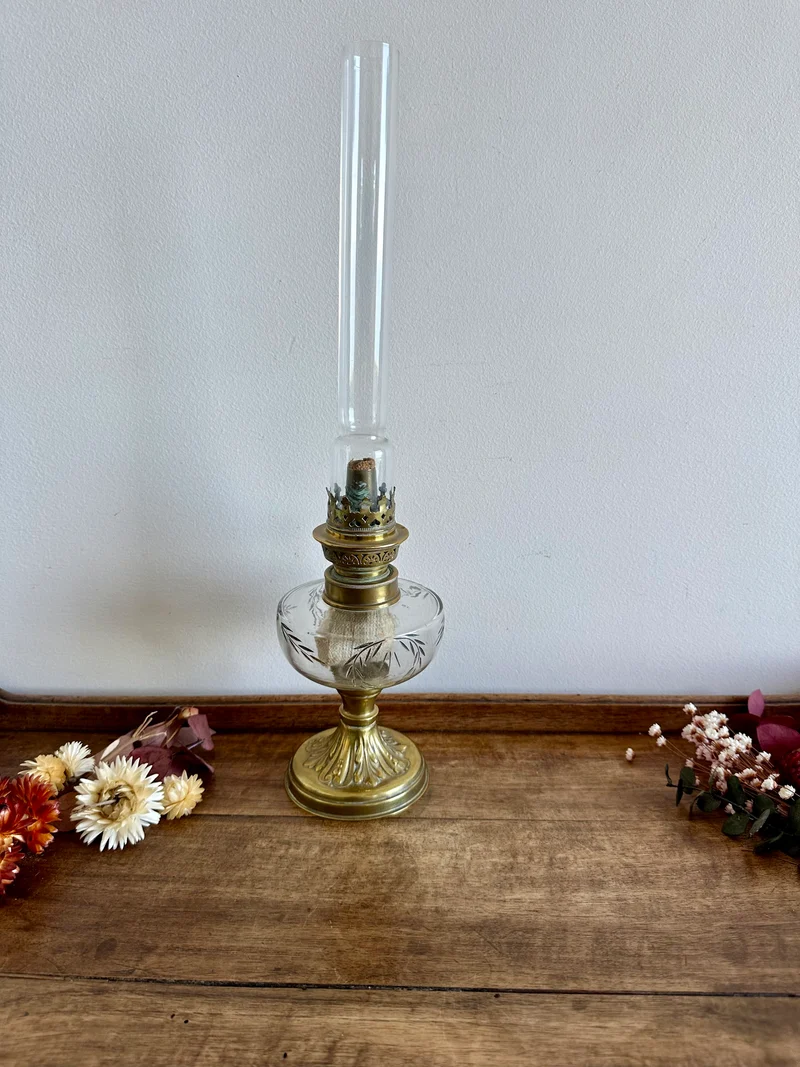 Lampe à pétrole réservoir en verre gravé pied en laiton début XXème