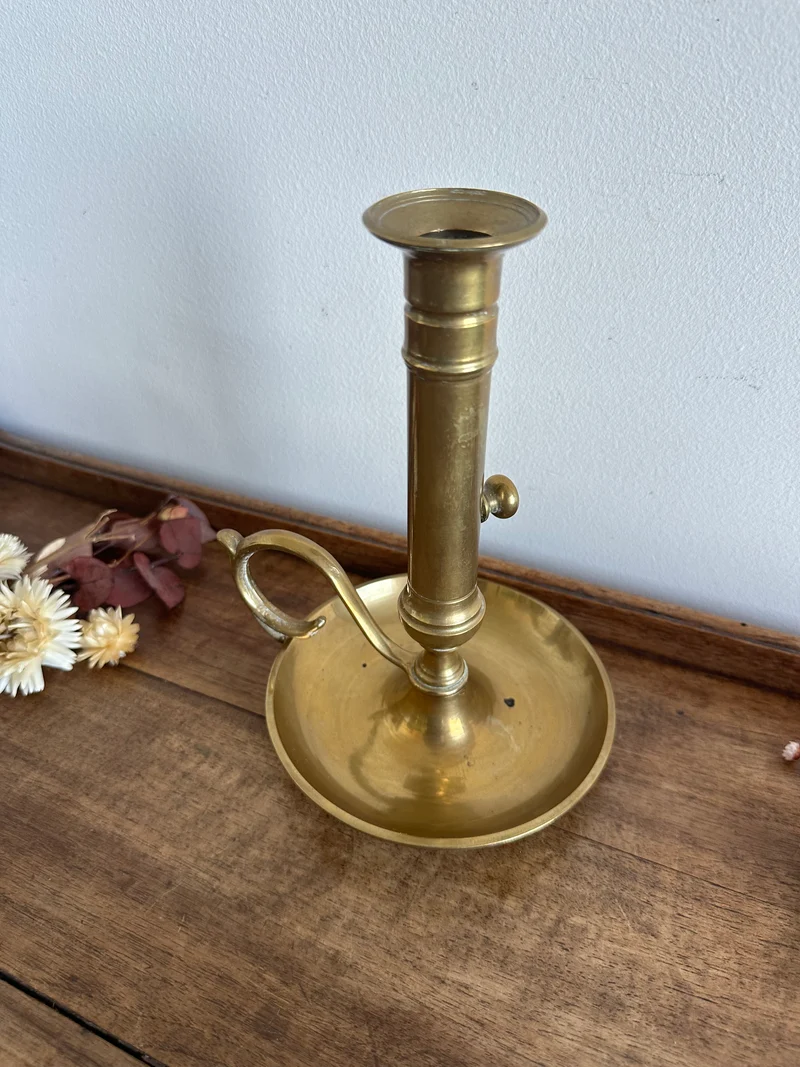 Bougeoir à poussoir en laiton doré