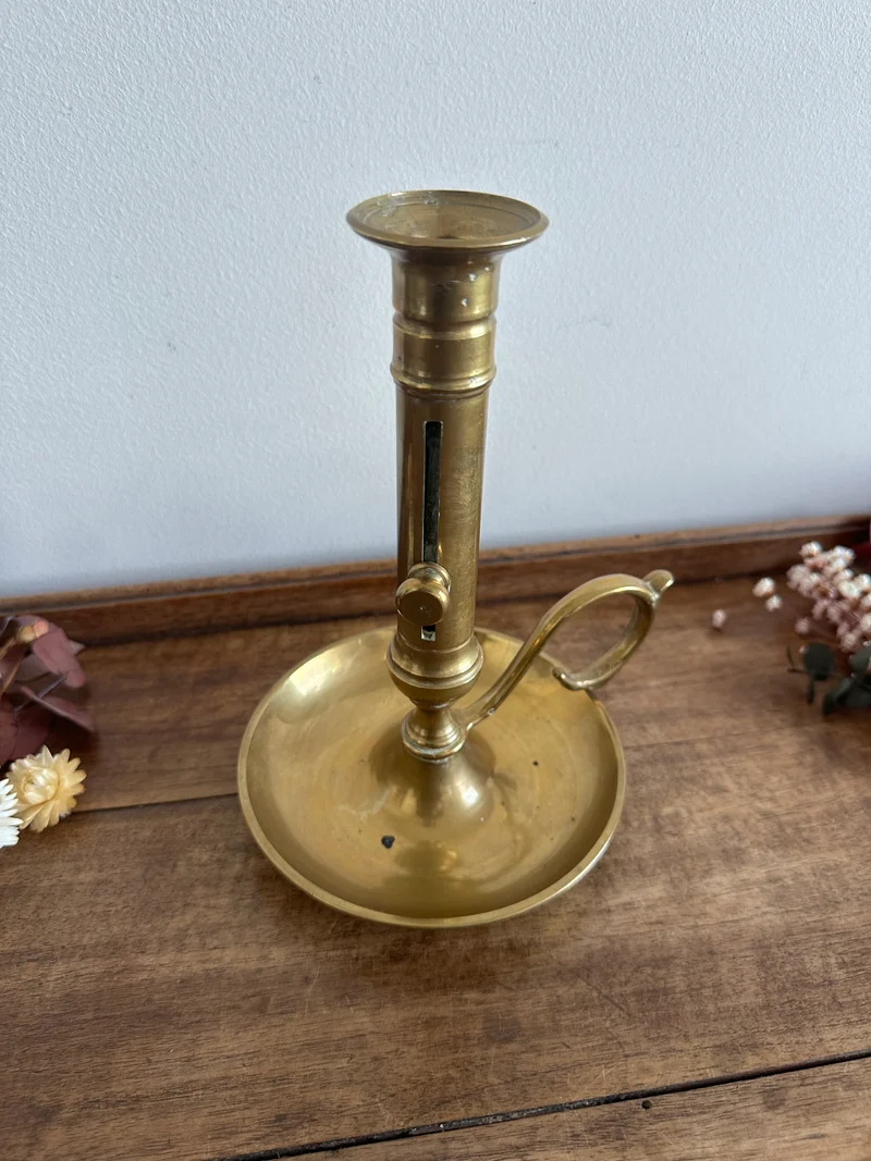 Bougeoir à poussoir en laiton doré