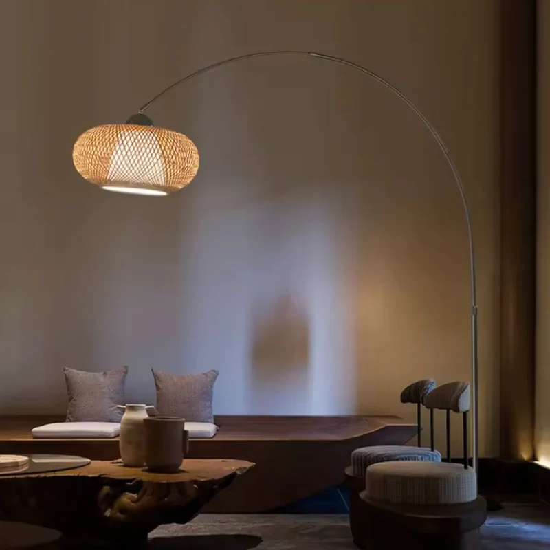 Lampadaire Rétro Zen en Bambou Tressé – Orientable 270°, Arc Élégant