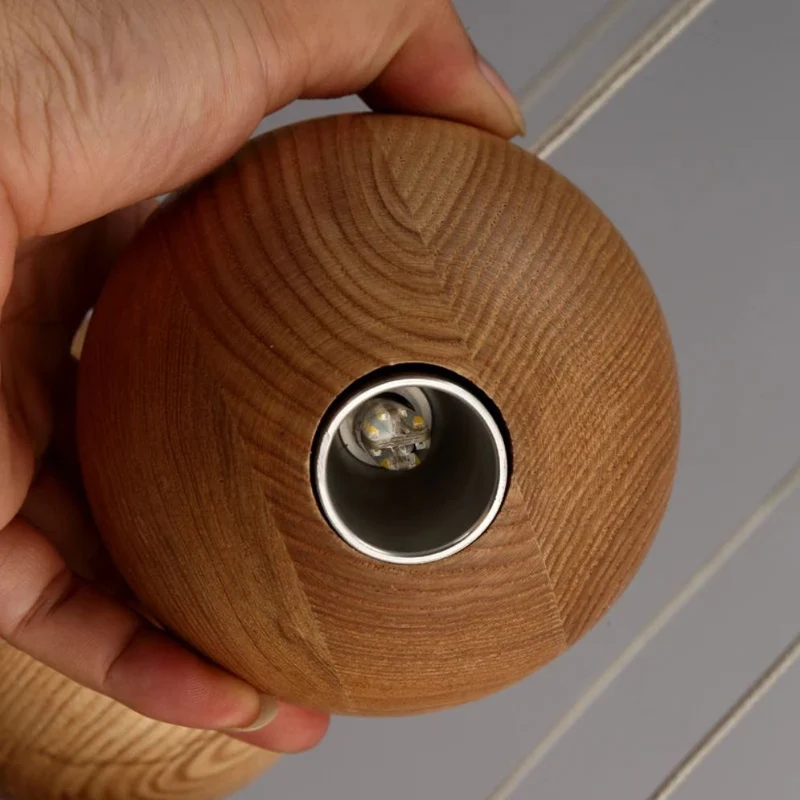Suspension LED Cuisine en Bois Nordique – Grappe de Sphères Vernies