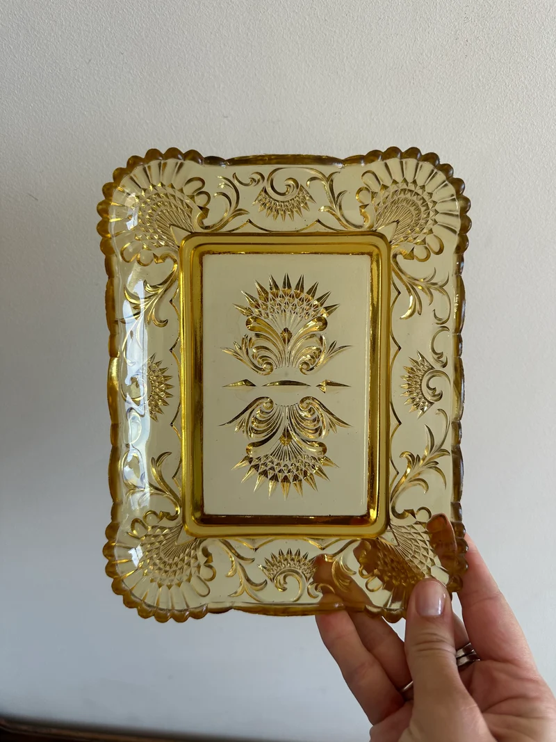 Plateau vide poche en verre taillé jaune