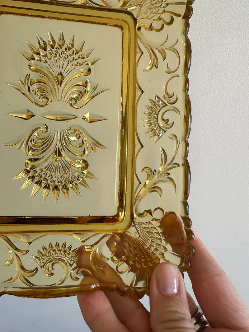 Plateau vide poche en verre taillé jaune
