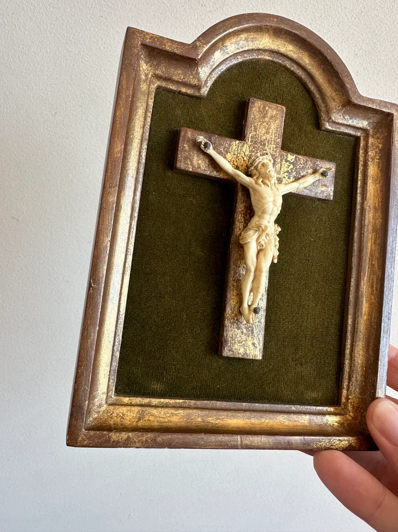 Crucifix en bois doré encadrement mordoré années 30