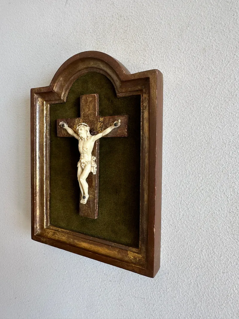 Crucifix en bois doré encadrement mordoré années 30