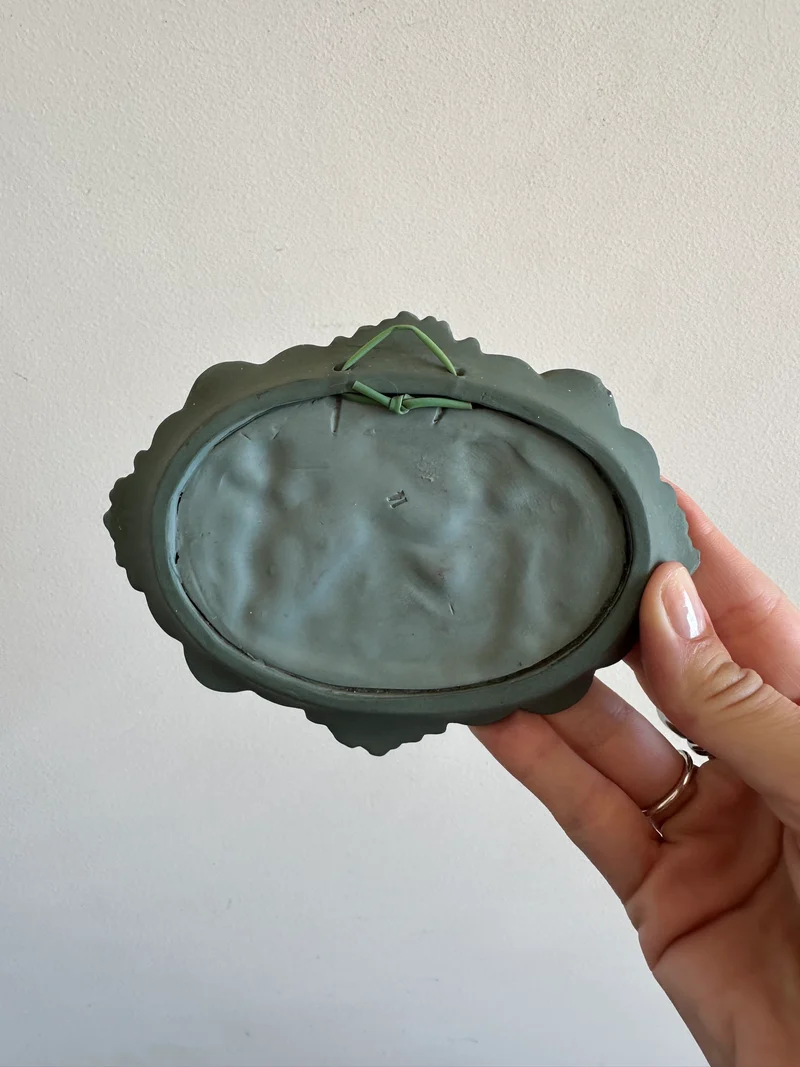 Assiette décorative murale en biscuit Art Nouveau