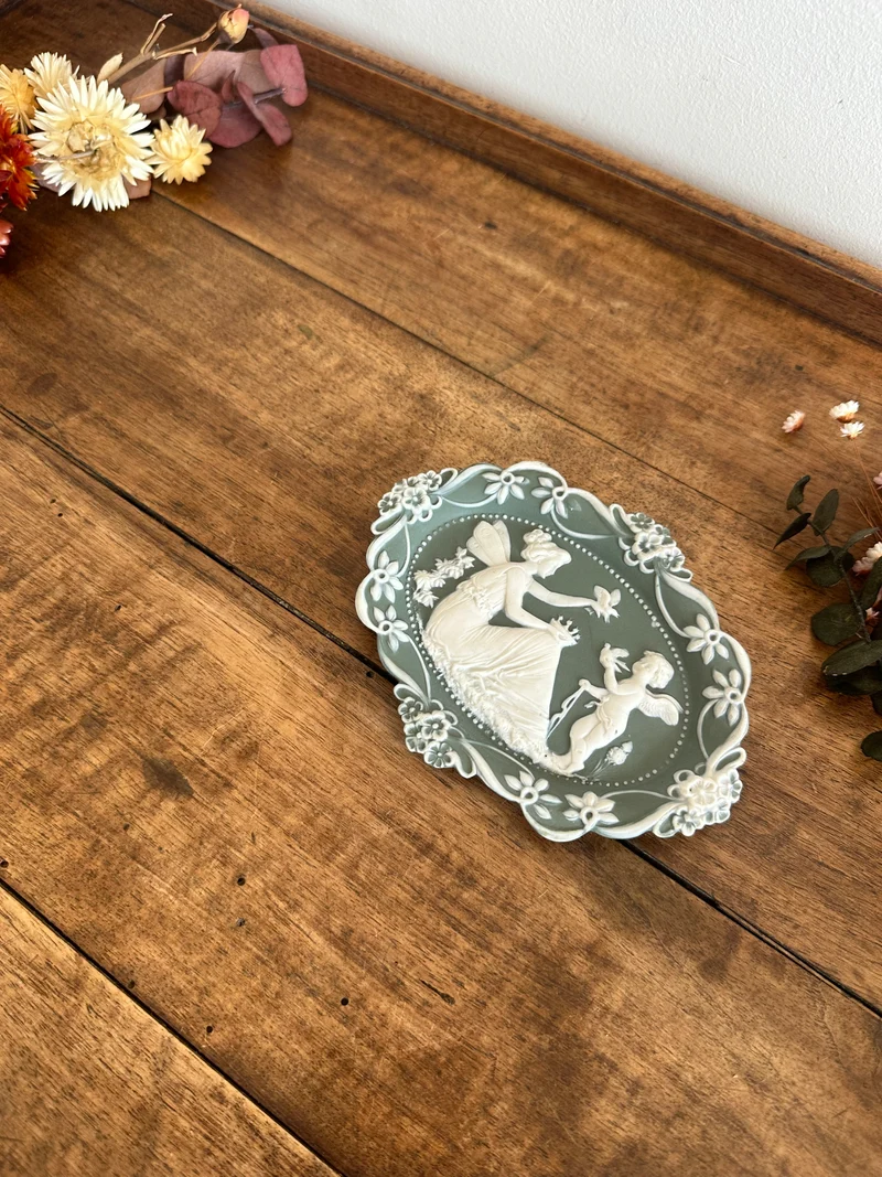 Assiette décorative murale en biscuit Art Nouveau