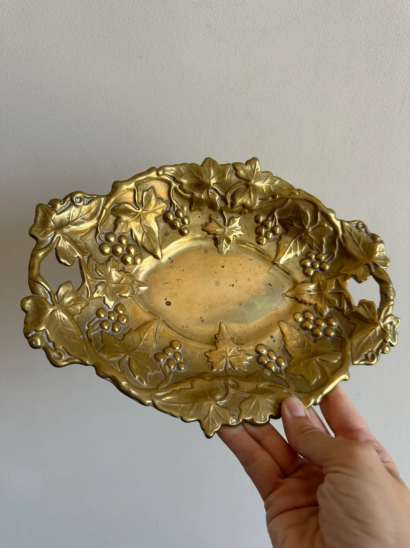 Vide-poches en métal doré orné de feuilles en relief