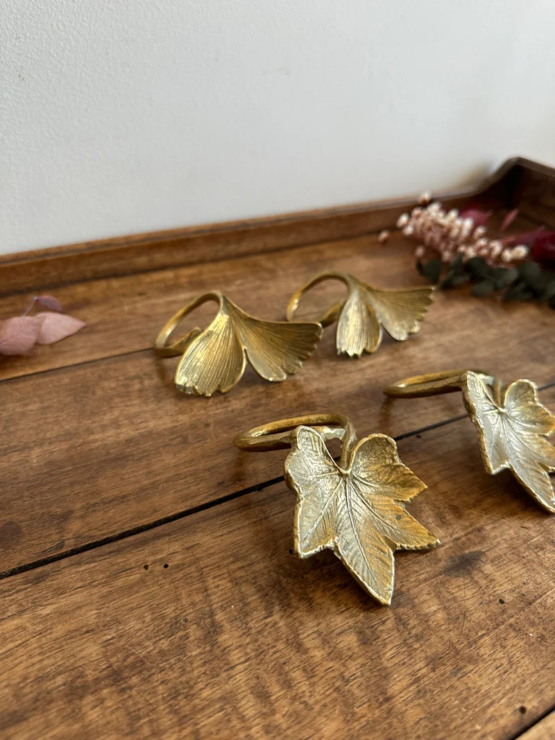 Ronds de serviettes en laiton doré motifs feuilles de chêne