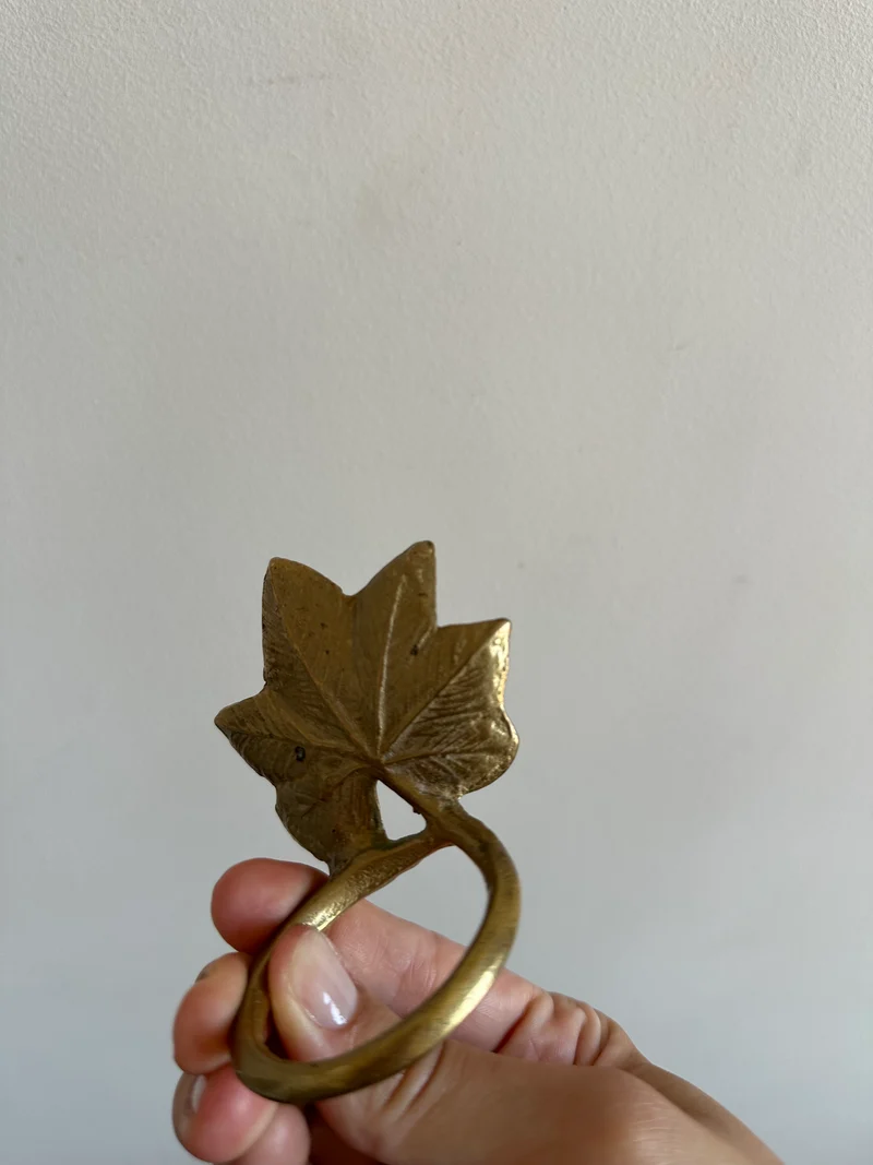 Ronds de serviettes en laiton doré motifs feuilles de chêne