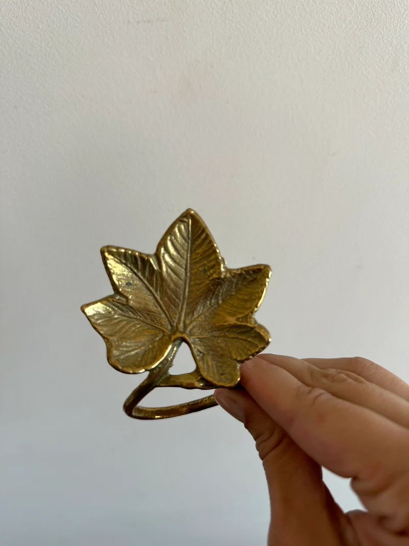 Ronds de serviettes en laiton doré motifs feuilles de chêne
