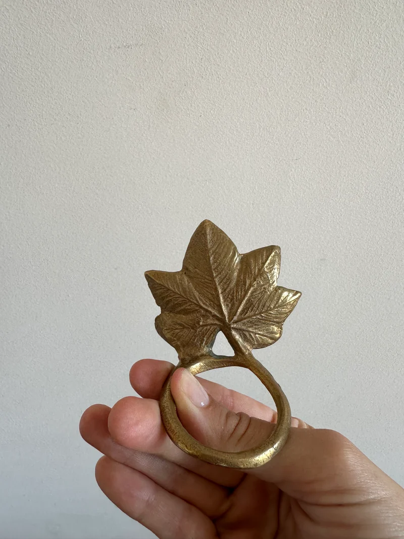 Ronds de serviettes en laiton doré motifs feuilles de chêne