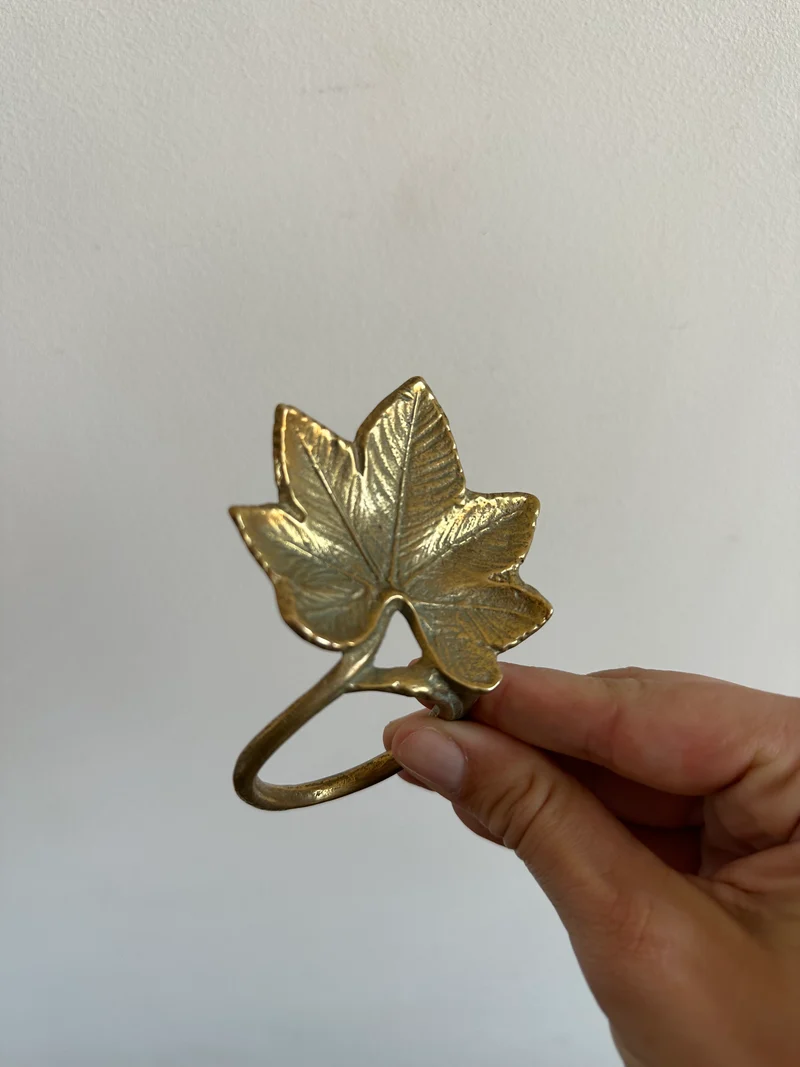 Ronds de serviettes en laiton doré motifs feuilles de chêne