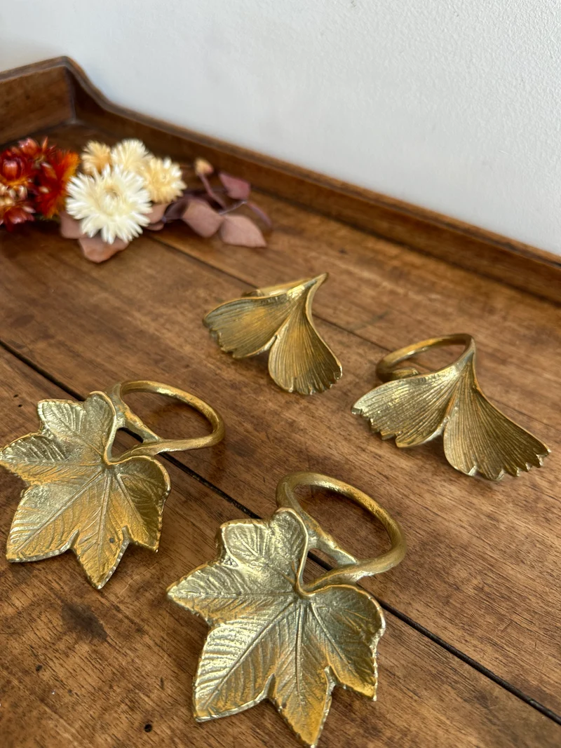 Ronds de serviettes en laiton doré motifs feuilles de chêne