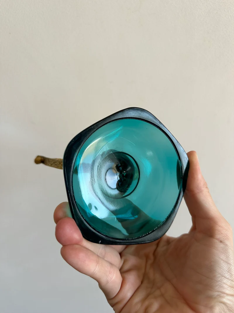 Miroir à poser en laiton dentelé sur socle en verre bleu
