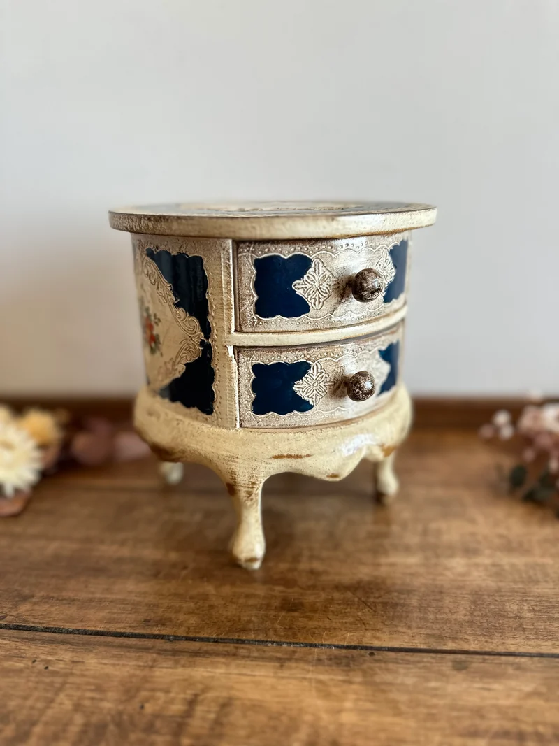 Coffret en bois rond sur pieds style florentin