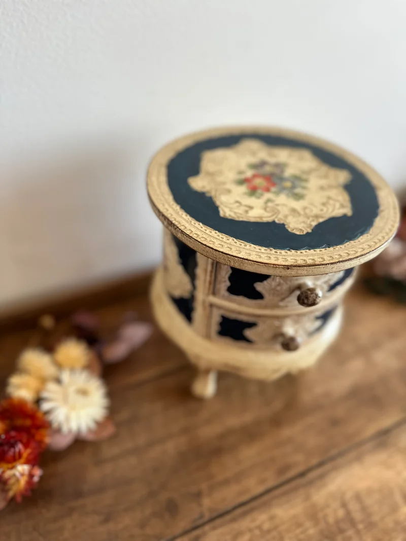 Coffret en bois rond sur pieds style florentin