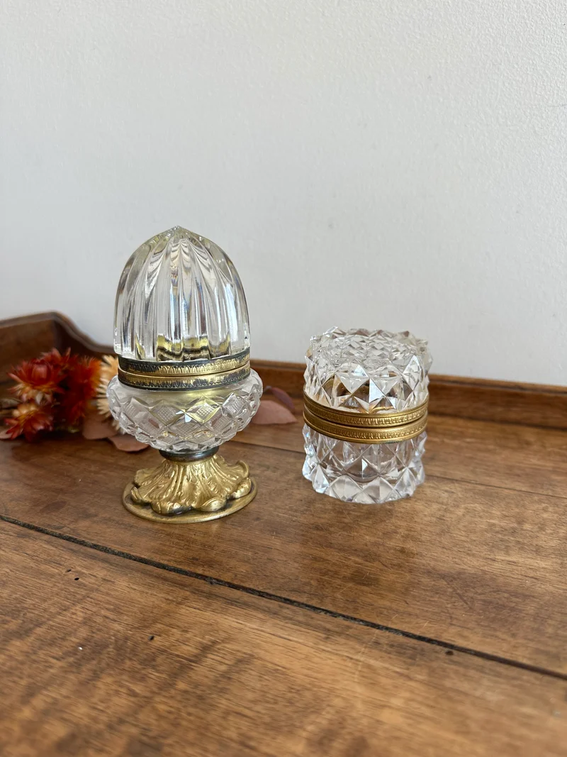 Bonbonnières en verre moulé cerclé de métal doré