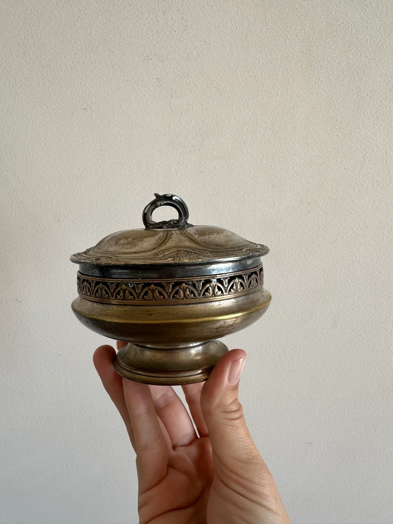 Bonbonnière sur pied en métal argenté et verre avec couvercle