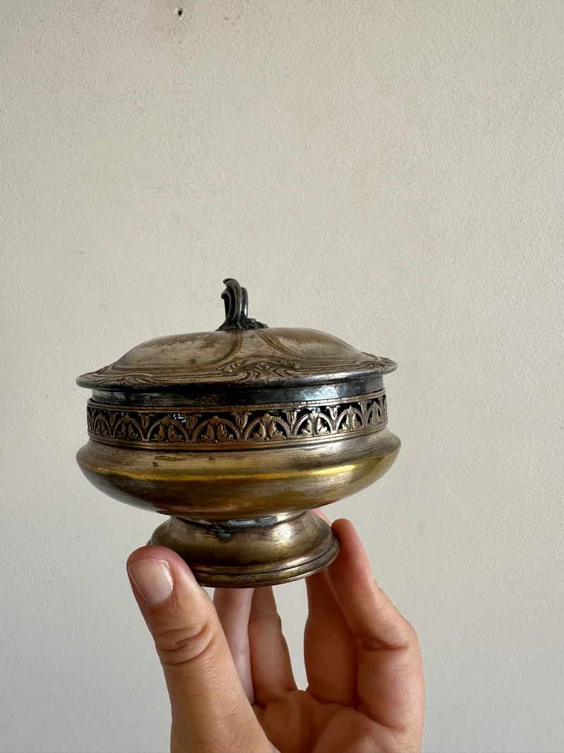 Bonbonnière sur pied en métal argenté et verre avec couvercle