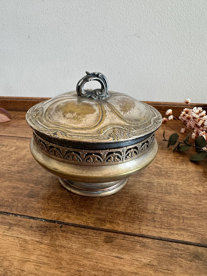 Bonbonnière sur pied en métal argenté et verre avec couvercle