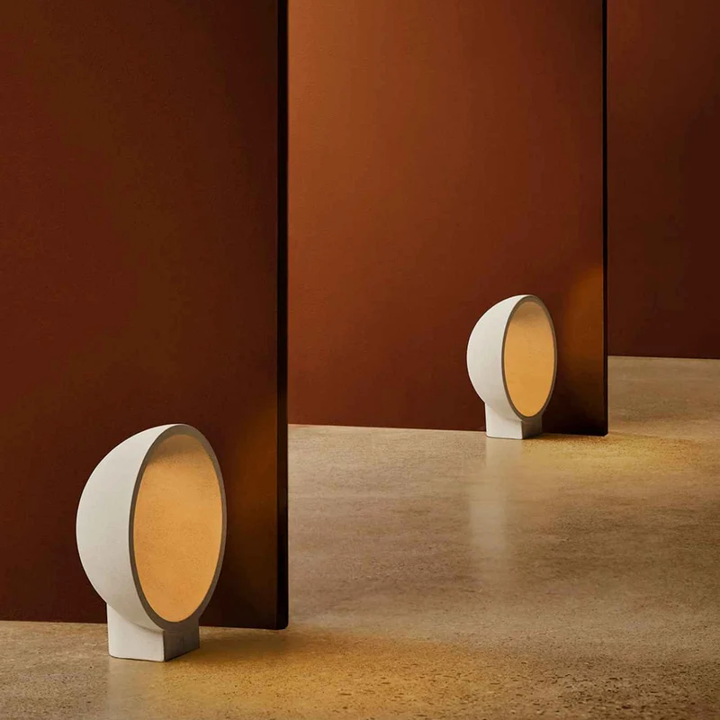 Borne lumineuse GAIA LED béton beige : éclairage extérieur de jardin élégant et durable