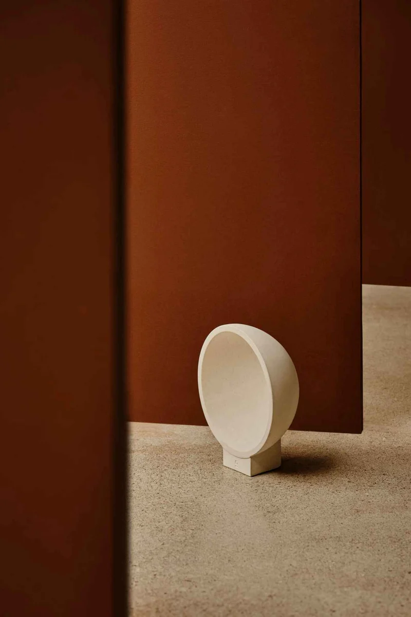 Borne lumineuse GAIA LED béton beige : éclairage extérieur de jardin élégant et durable