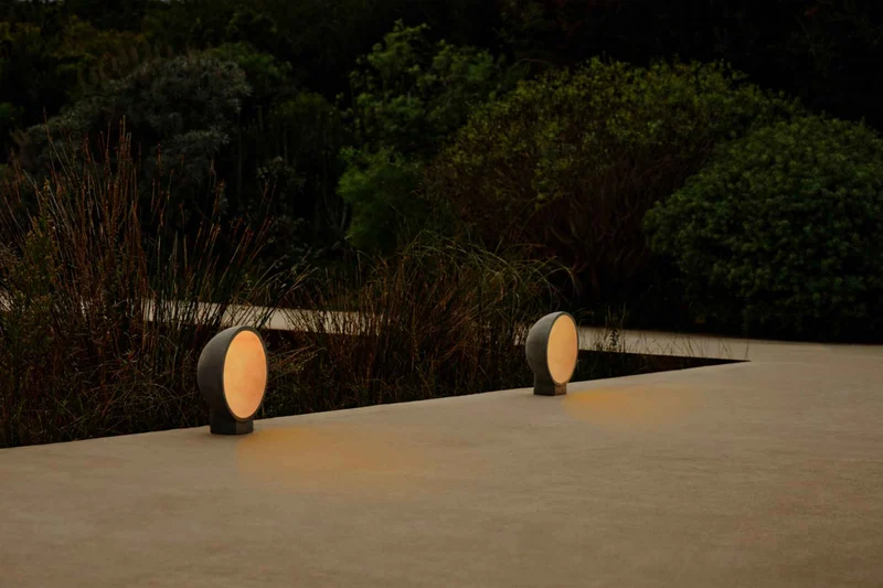Borne lumineuse GAIA LED béton gris foncé – éclairage extérieur design et durable