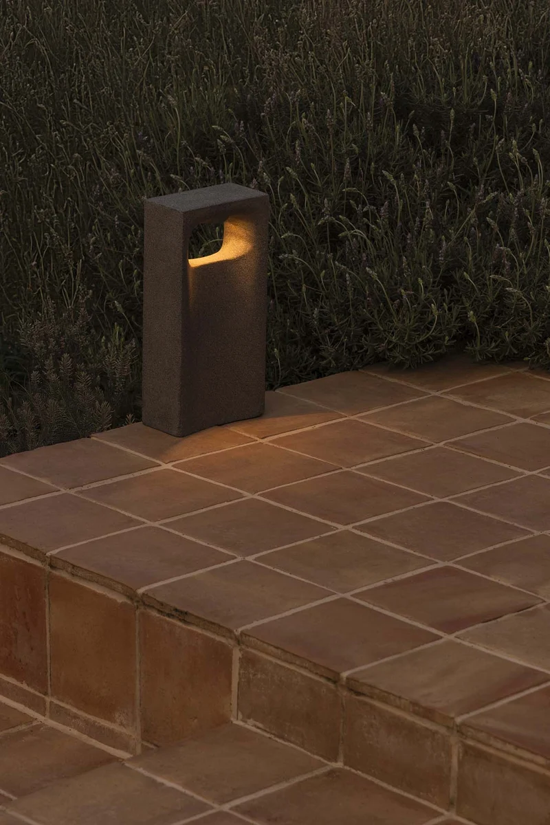 Borne lumineuse LED en béton GLINT-400 8 W, IP54, blanc chaud 3000 K pour jardins