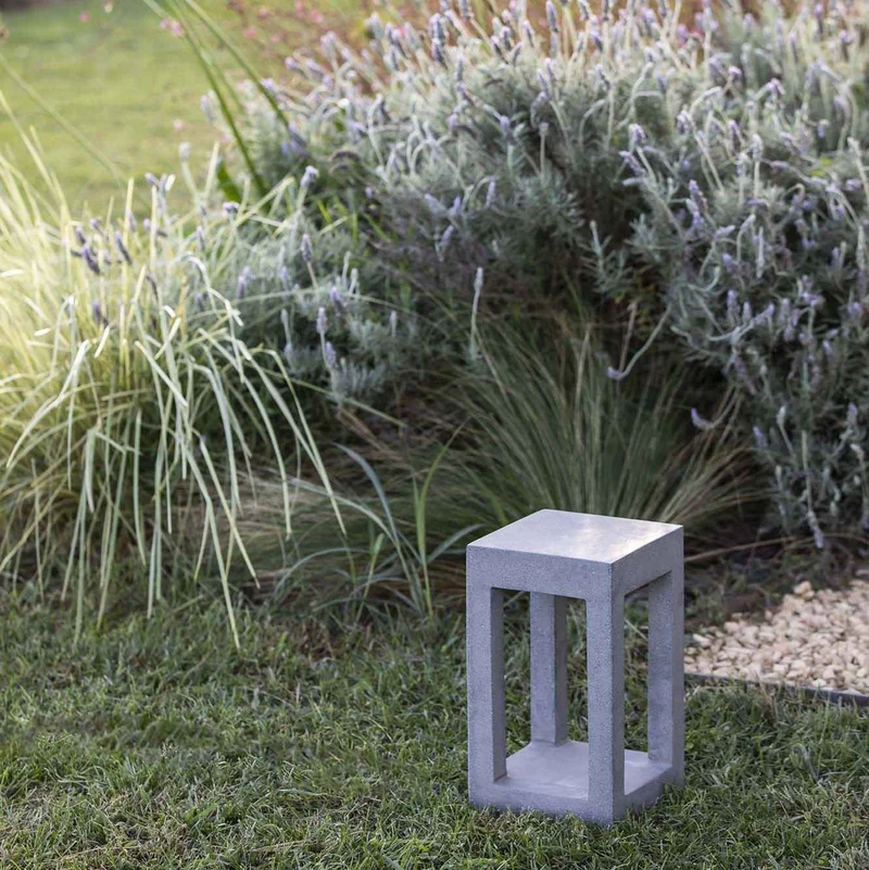 Borne Pilo 350 : balise extérieure en ciment gris, LED 6 W, IP65, design épuré pour jardin