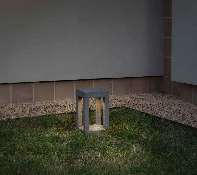 Borne Pilo 350 : balise extérieure en ciment gris, LED 6 W, IP65, design épuré pour jardin