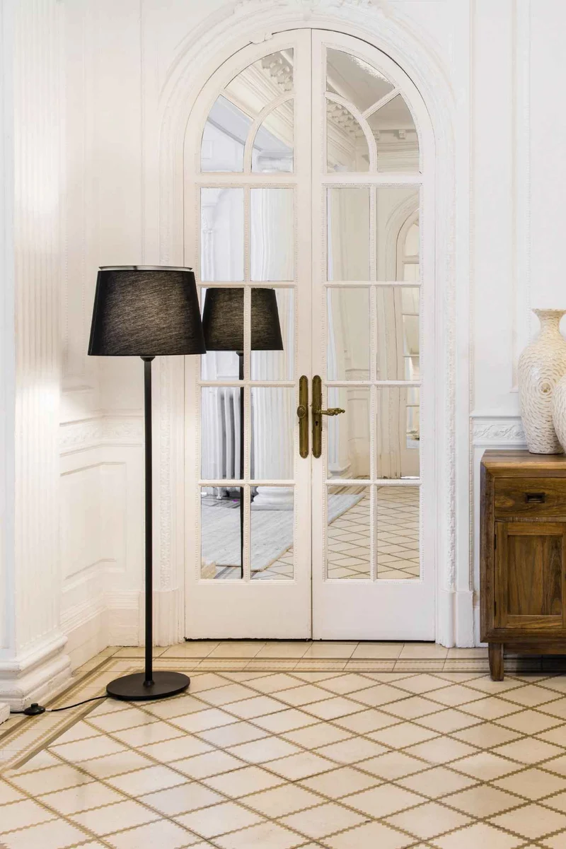 Lampadaire SAVOY noir: Élégance et modernité illuminées.