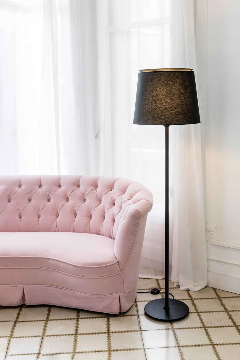 Lampadaire SAVOY noir: Élégance et modernité illuminées.