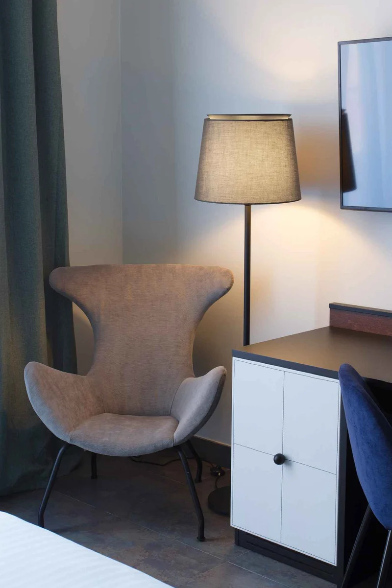 Lampadaire SAVOY noir: Élégance et modernité illuminées.