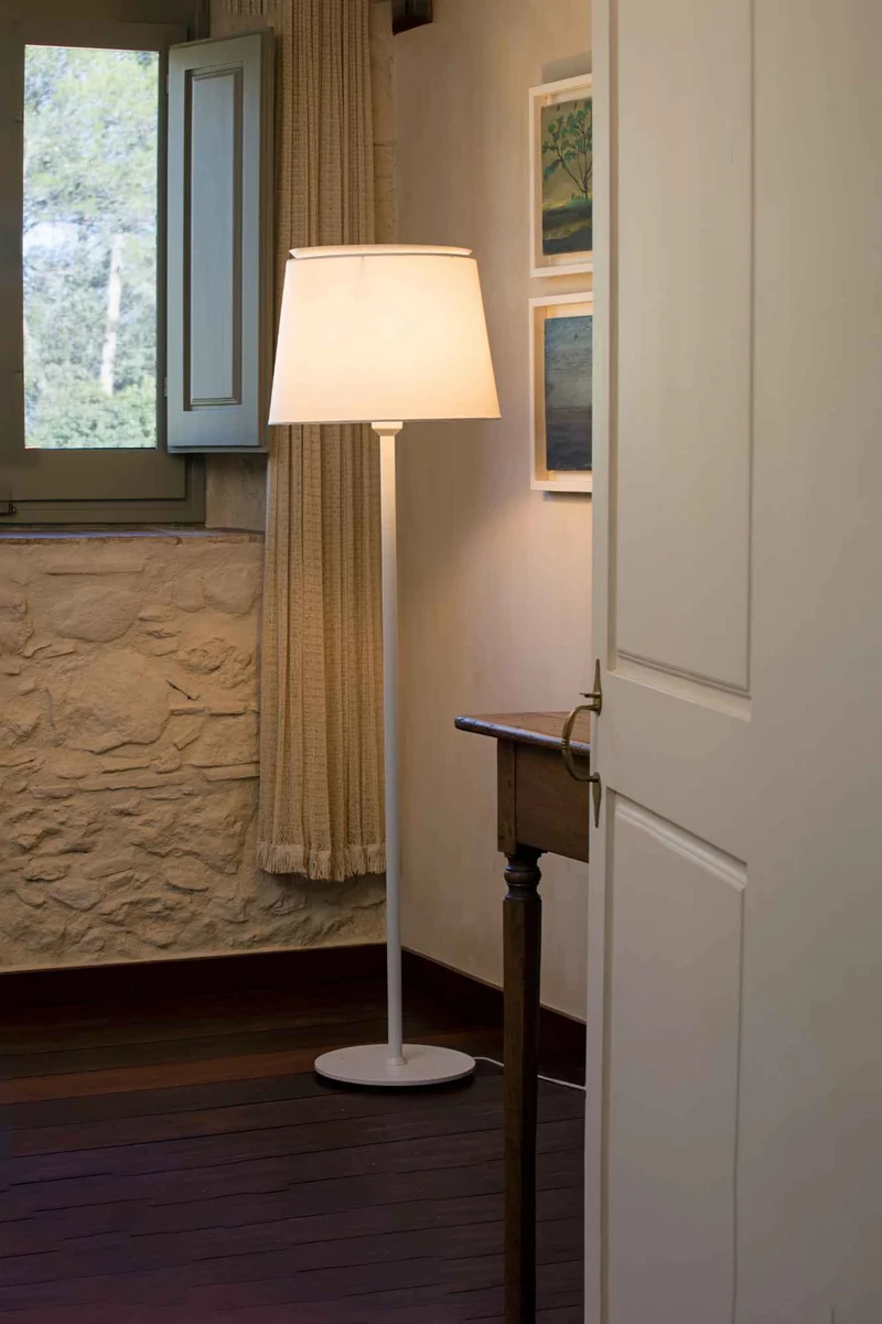 Lampadaire SAVOY blanc : l'éclat en toute simplicité