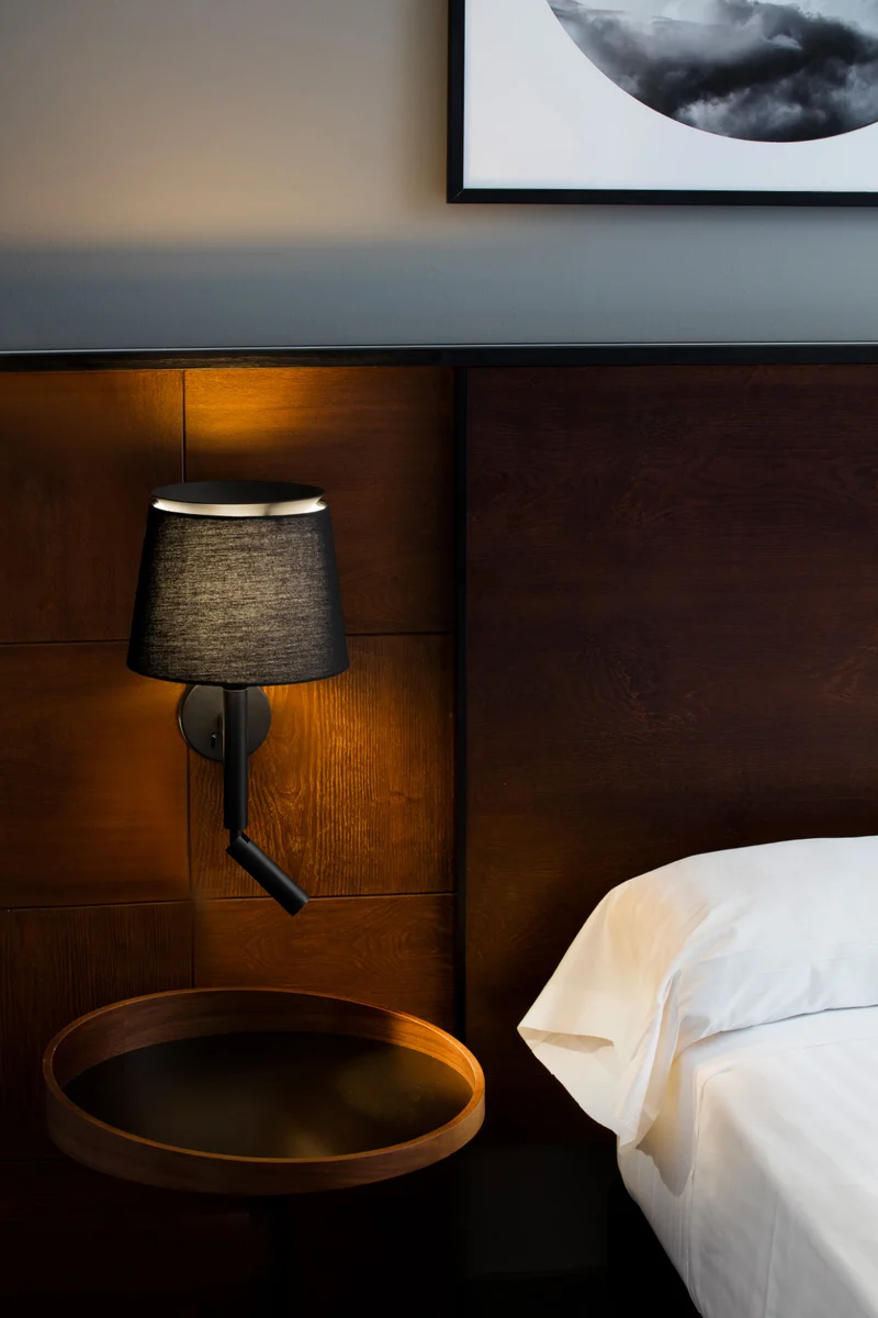 Applique murale liseuse SAVOY noire : lumière précise et design noir mat pour la chambre