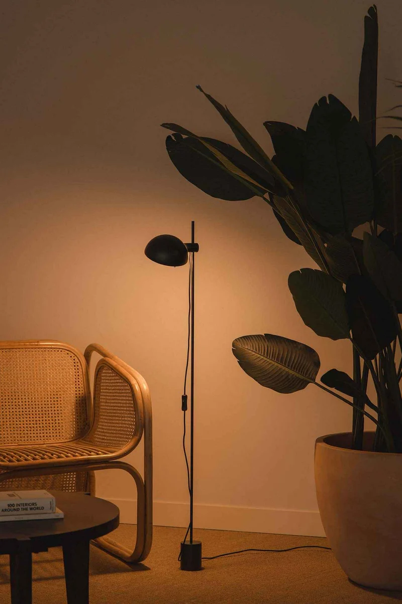 Lampadaire MATILDA Noir : élégance sobre et contemporaine