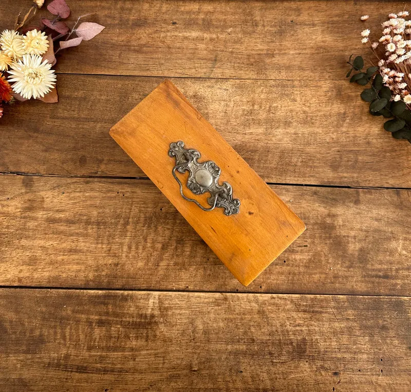 Boite en bois d'écolier avec décoration en métal années 30