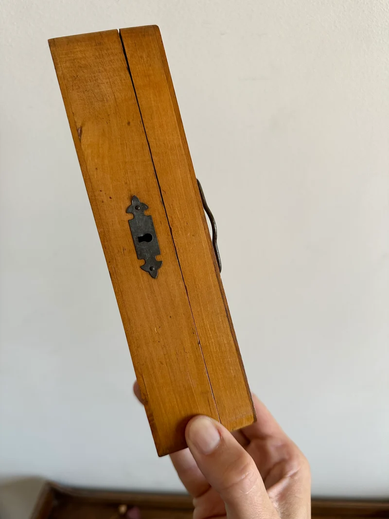 Boite en bois d'écolier avec décoration en métal années 30