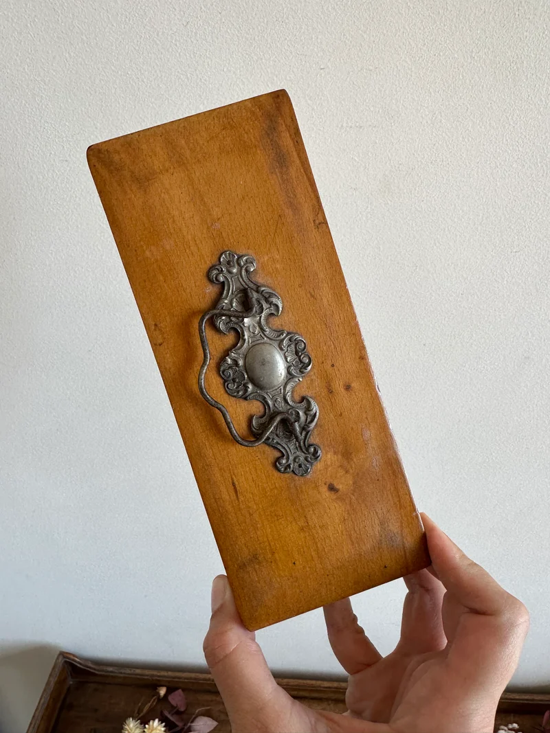 Boite en bois d'écolier avec décoration en métal années 30