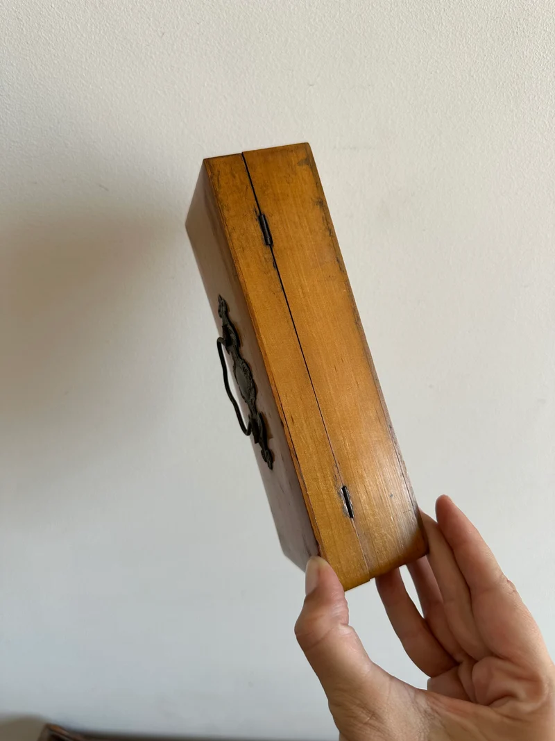 Boite en bois d'écolier avec décoration en métal années 30