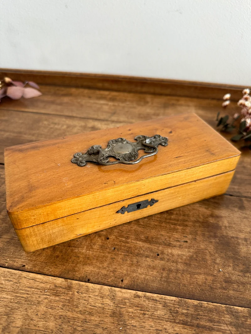Boite en bois d'écolier avec décoration en métal années 30