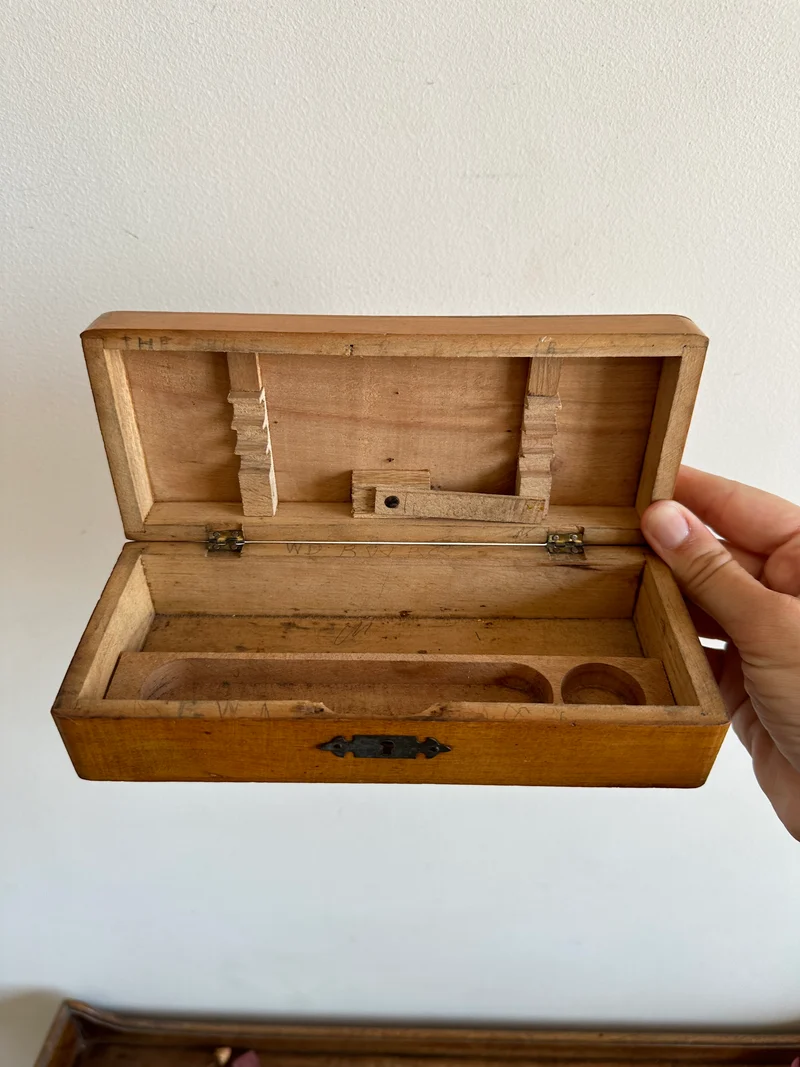 Boite en bois d'écolier avec décoration en métal années 30