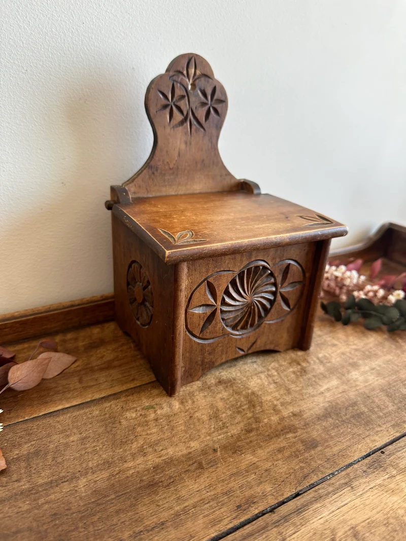 Boite à sel en bois sculpté