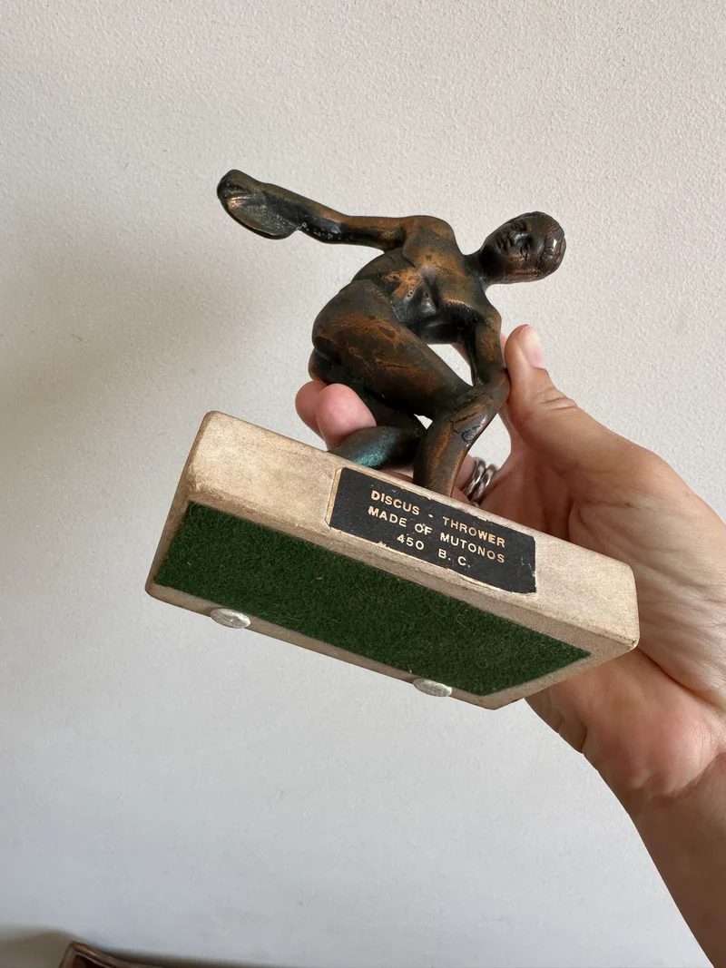 Statuette en bronze sur socle en marbre représentant Discobole