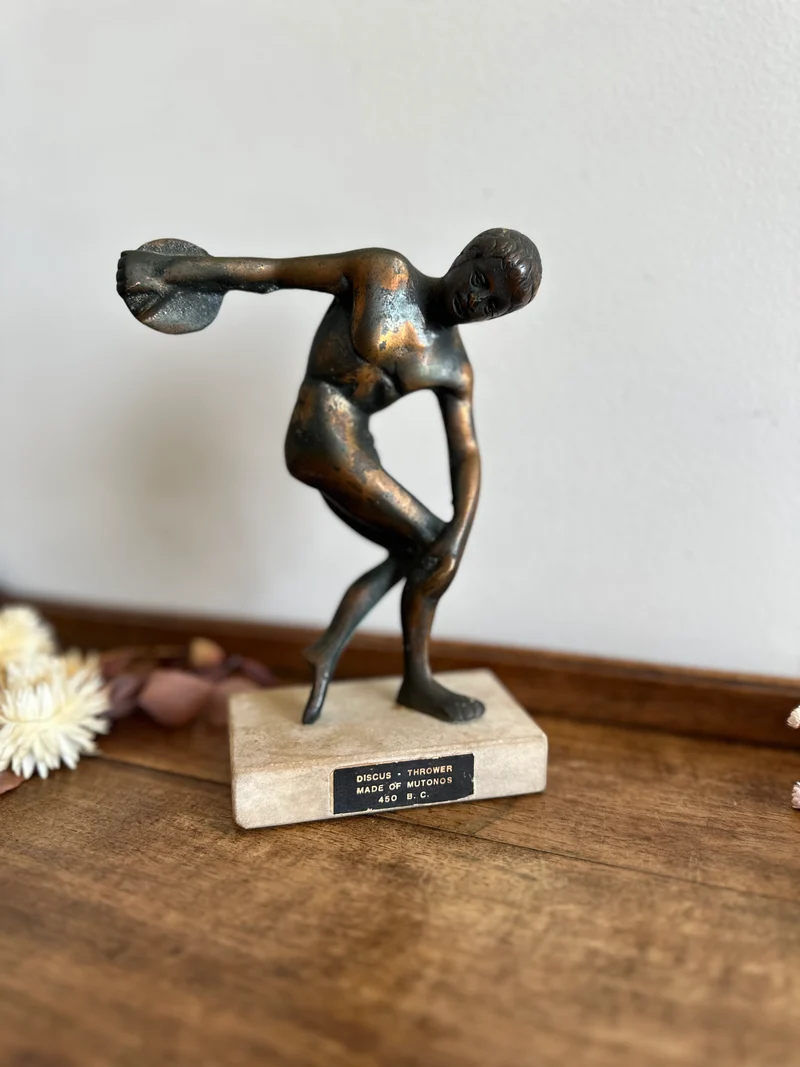 Statuette en bronze sur socle en marbre représentant Discobole
