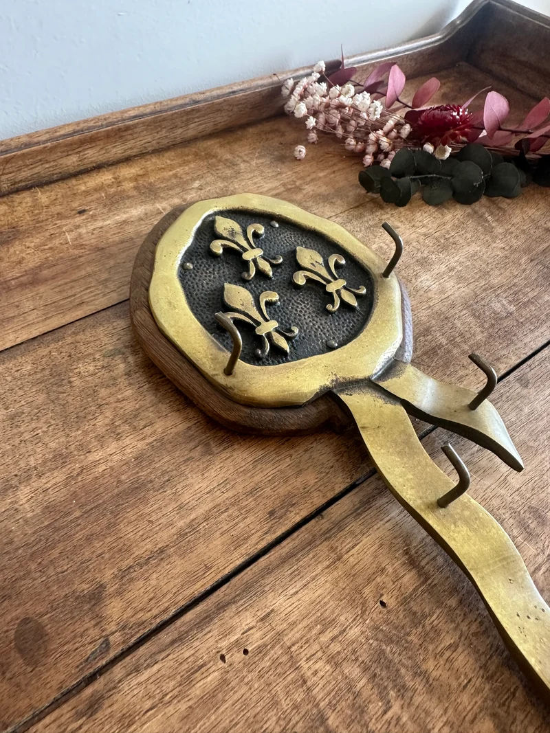 Patère en bronze motifs fleurs de lys format cachet de cire