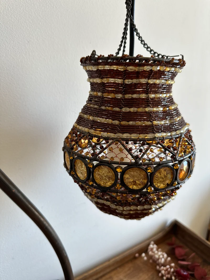 Lampe lanterne suspendue perles et fer forgé